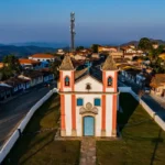 Vista área da cidade Lavras Novas em Minas Gerais, com uma paróquia no centro da foto