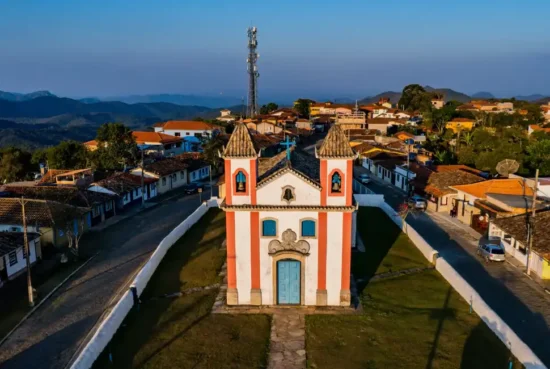 Vista área da cidade Lavras Novas em Minas Gerais, com uma paróquia no centro da foto